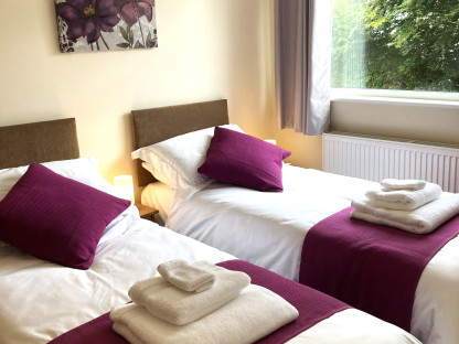 Wall & Lakes Cottage Bedrooms – King or Twin Beds Available